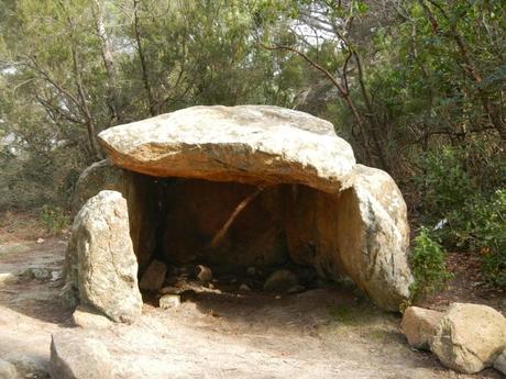 Dolmen de Céllecs o Cabana del Moro. Serralada Litoral