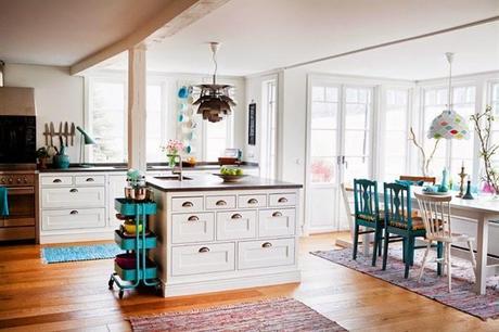 DECORACIÓN EN ROSA Y TURQUESA EN UNA CASA ESCANDINAVA