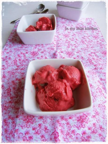 Helado de frutos rojos y chocolate