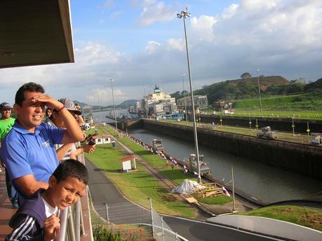 Esclusa Miraflores, canal de Panamá, Panamá, round the world, La vuelta al mundo de Asun y Ricardo, mundoporlibre.com