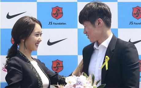 Park Ji-sung acompañado de su prometida Kim Min-ji en la rueda de prensa en Suwon (Corea del Sur) este miércoles 14 de mayo de 2014 para anunciar su retirada del fútbol 