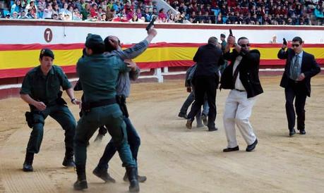 Niños “disfrutando” ante otro “espectáculo”.