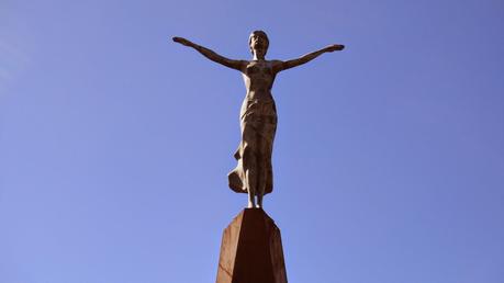 NOMBRE OFICIAL Y POPULAR EN LOS MONUMENTOS URBANOShttp://...