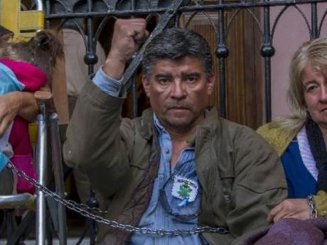 Marcos Cari, ya se había encadenado en el paro docente (foto de archivo)