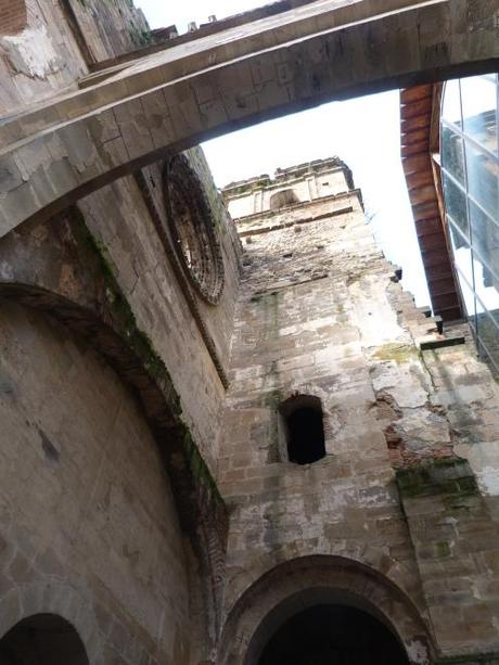 Fachada arruinada de la Iglesia junto al acceso a la Torre