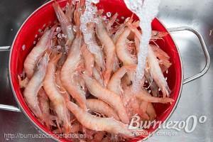 Como cocer gambas blancas congeladas Lavar la gamba debajo del grifo
