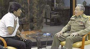 Foto oficial del encuentro entre Evo Morales y Raúl Castro, que difundió Granma.