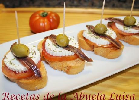 CANAPÉS DE ANCHOA CON TOMATE Y QUESO