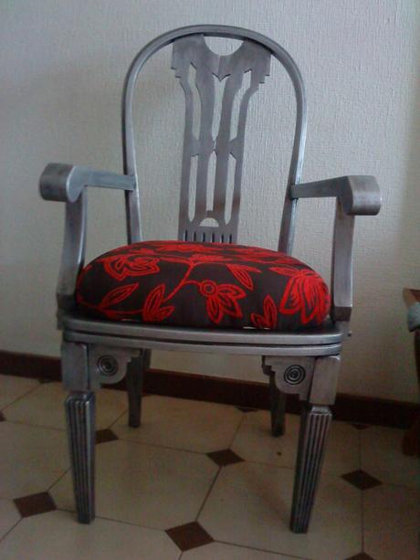 Silla vintage plateada.