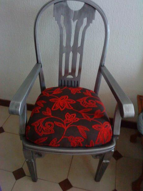 Silla vintage plateada.