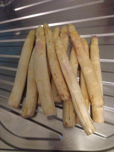 Una cena en casa: espárragos y butifarras.