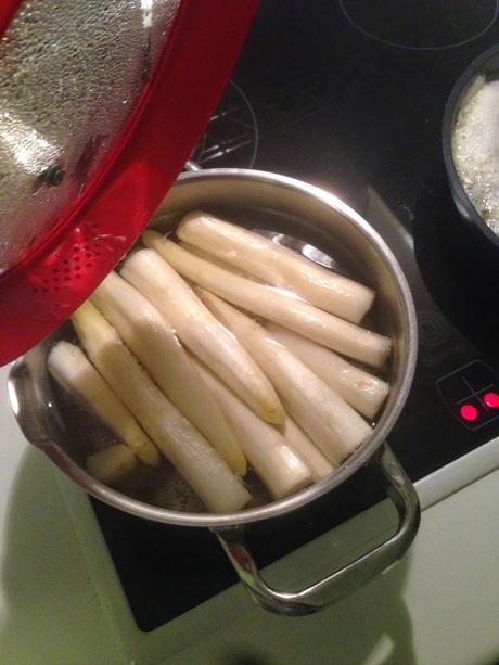 Una cena en casa: espárragos y butifarras.