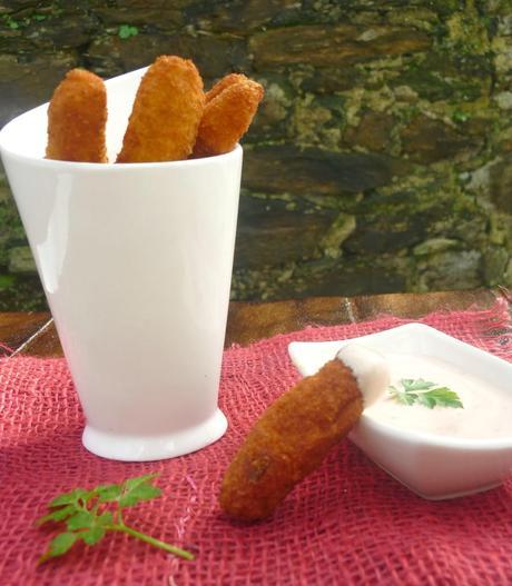 Bastoncitos de pollo con salsa rosada de yogur Bastoncitos de pollo con salsa rosada de yogur