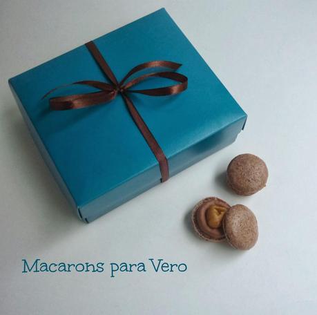 Macarons de chocolate y caramelo salado (corazones para San Valentín y cajita de regalo)