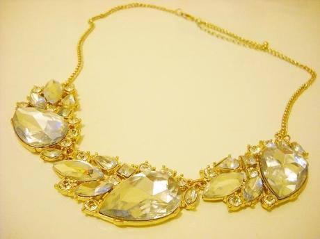 collar Sheinside piedras blancas