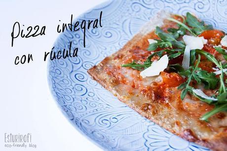 pizza integral con rúcula, mozzarella, tomates cherry 