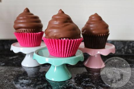 CUPCAKES HI HAT, O LO QUE ES LO MISMO CUPCAKES DE CHOCOLATE CON MERENGUE BAÑANDO EN CHOCOLATE