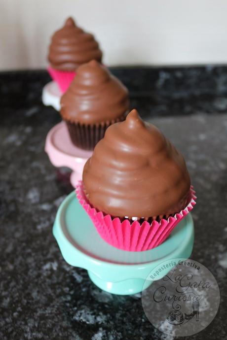 CUPCAKES HI HAT, O LO QUE ES LO MISMO CUPCAKES DE CHOCOLATE CON MERENGUE BAÑANDO EN CHOCOLATE