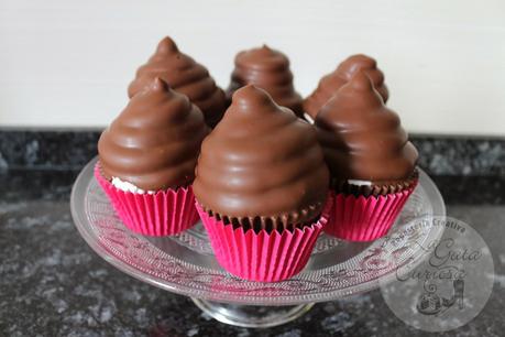 CUPCAKES HI HAT, O LO QUE ES LO MISMO CUPCAKES DE CHOCOLATE CON MERENGUE BAÑANDO EN CHOCOLATE