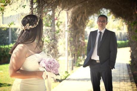 Detalle del tocado y ramo de novia