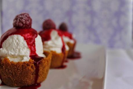 Mini cheesecake con coulis de frambuesa