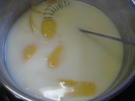 PASTELILLO DE CREMA, NATA Y FRUTOS ROJOS