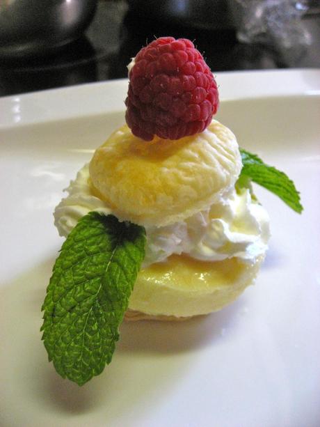 PASTELILLO DE CREMA, NATA Y FRUTOS ROJOS