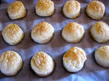 PASTELILLO DE CREMA, NATA Y FRUTOS ROJOS