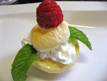 PASTELILLO DE CREMA, NATA Y FRUTOS ROJOS