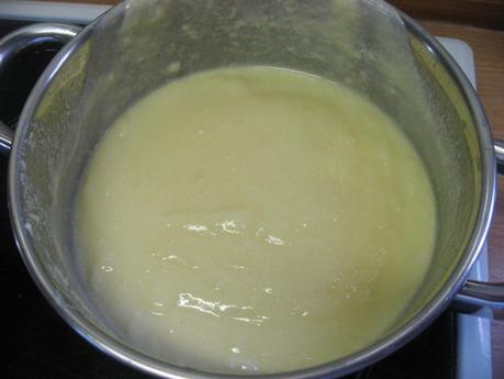 PASTELILLO DE CREMA, NATA Y FRUTOS ROJOS