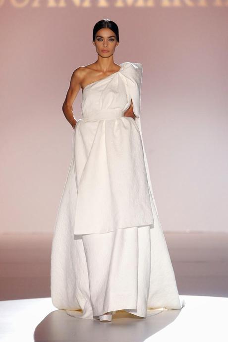 La diseñadora Juana Martín realza con sus vestidos de novia la belleza femenina en la Pasarela Gaudí 2014