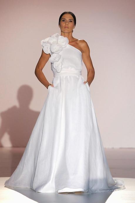 La diseñadora Juana Martín realza con sus vestidos de novia la belleza femenina en la Pasarela Gaudí 2014