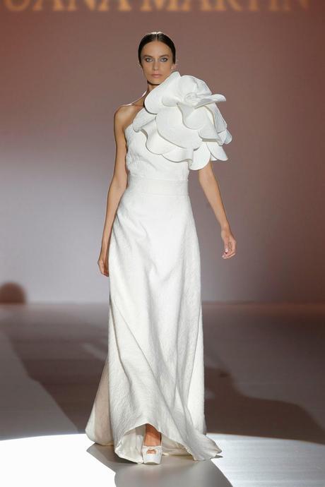 La diseñadora Juana Martín realza con sus vestidos de novia la belleza femenina en la Pasarela Gaudí 2014
