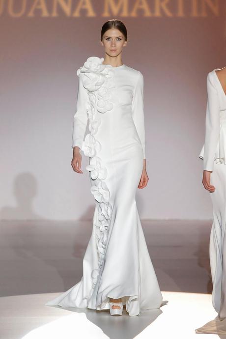 La diseñadora Juana Martín realza con sus vestidos de novia la belleza femenina en la Pasarela Gaudí 2014