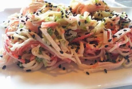 Ensalada de cangrejo jamón aguacate sésamo tostado y mayonesa ligeramente ácida