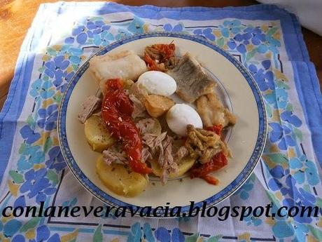 BACALAO FRITO CON ENSALADA DE PATATA Y ESCALIVADA