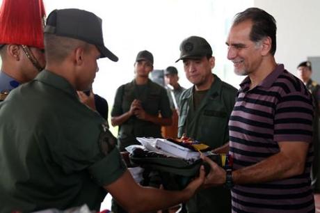 Maduro condecora espía cubano!!