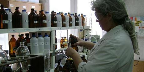 Científica en un laboratorio