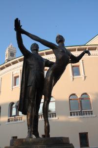 Estatua enfrente del teatro