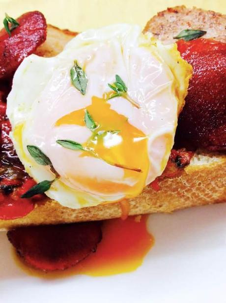 Tosta de pimientos de piquillo y lomo