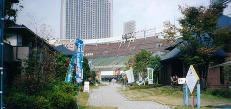 Estadio de béisbol de Osaka con casas adentro