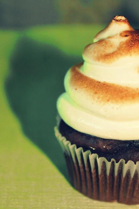 CUPCAKES DE CHOCOLATE Y MERENGUE ITALIANO