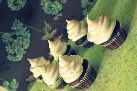 CUPCAKES DE CHOCOLATE Y MERENGUE ITALIANO