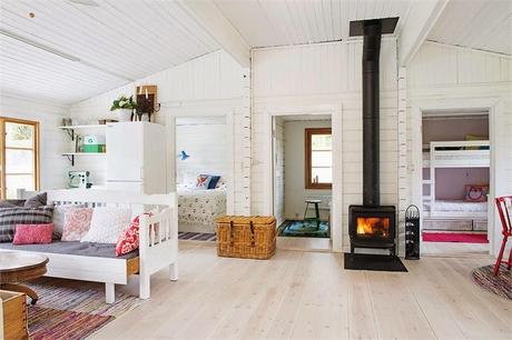 PARA LAS VACACIONES UNA CABAÑA DE MADERA BLANCA