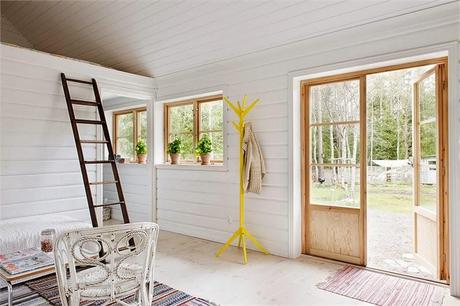 PARA LAS VACACIONES UNA CABAÑA DE MADERA BLANCA