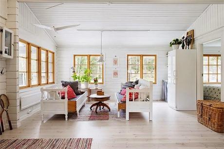 PARA LAS VACACIONES UNA CABAÑA DE MADERA BLANCA