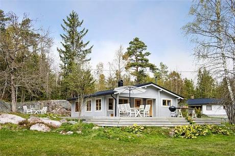 PARA LAS VACACIONES UNA CABAÑA DE MADERA BLANCA