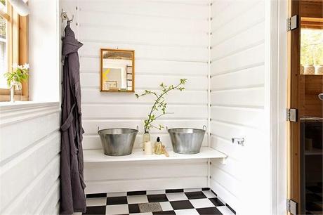 PARA LAS VACACIONES UNA CABAÑA DE MADERA BLANCA