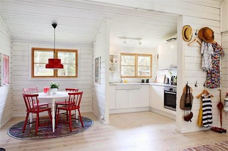 PARA LAS VACACIONES UNA CABAÑA DE MADERA BLANCA