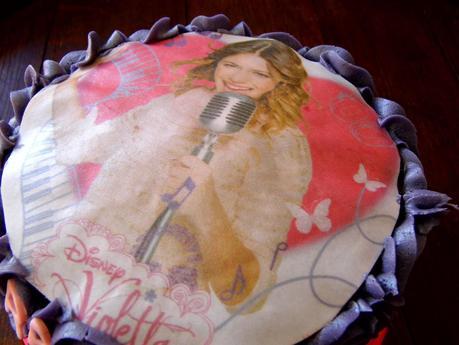 TARTA VIOLETTA CON OBLEA Y BUTTERCREAM TARTA VIOLETTA CON OBLEA Y BUTTERCREAM